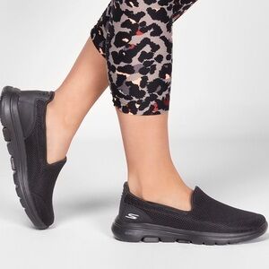 New In Box Women’s Skechers Black GOwalk 5 Slip‑On Shoes. Size: 8.5